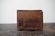 Load image into Gallery viewer, &#39;Elliman&#39;s Universal Embrocation&#39; Pharmacy Box c.1900&#39;s
